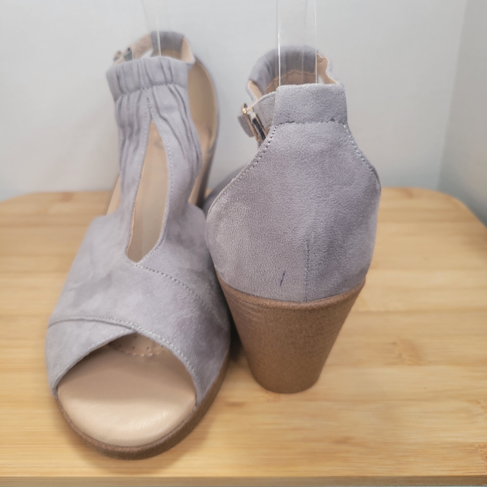 Elegant Gray Women's Sandals - Picture 2 of 3